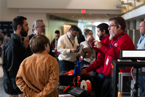 3D expo exhibitor demonstrating to students